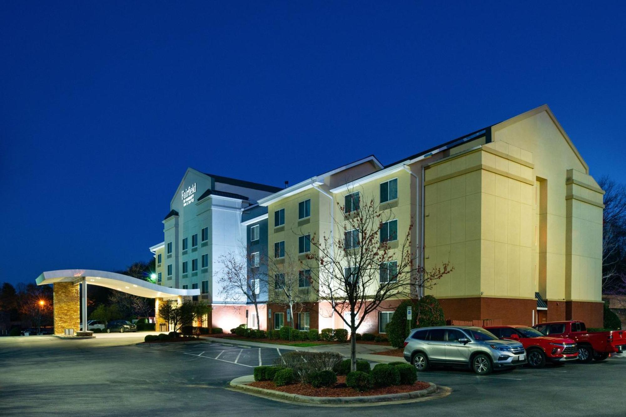 Fairfield Inn & Suites Greensboro Wendover Exterior photo