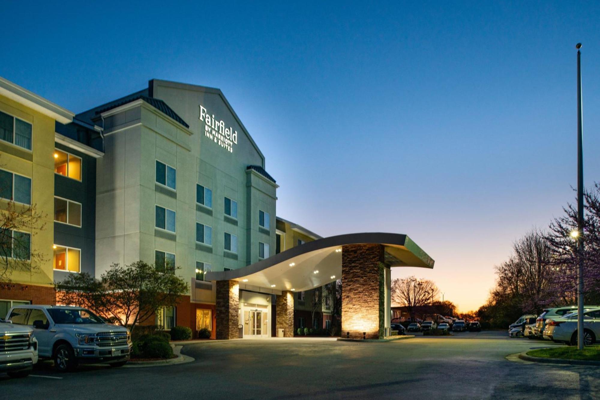 Fairfield Inn & Suites Greensboro Wendover Exterior photo