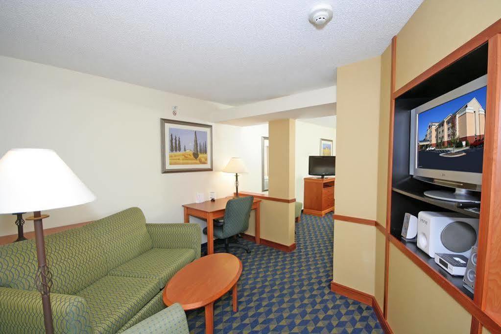 Fairfield Inn & Suites Greensboro Wendover Exterior photo